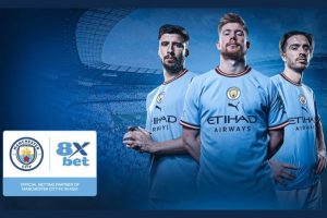 Các cầu thủ nổi tiếng của Manchester City FC và đại diện của 8xbet cùng chụp ảnh